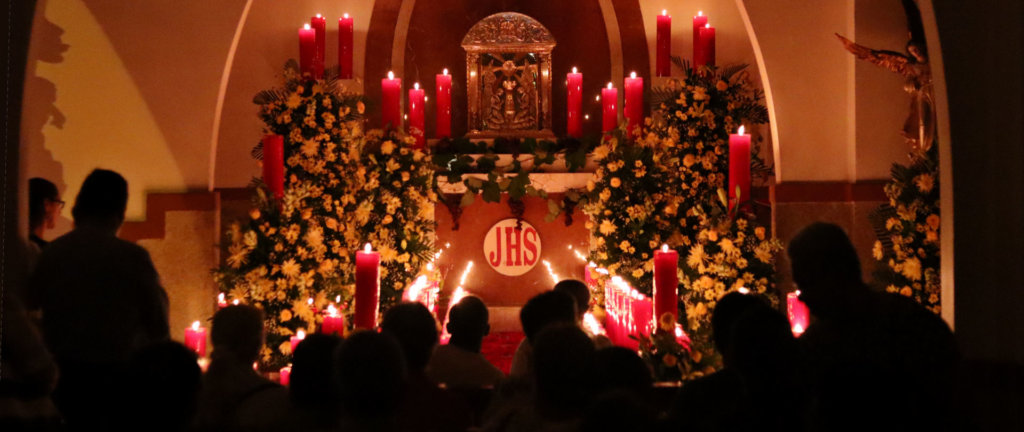 Christmas serive in a church with candles and wreaths